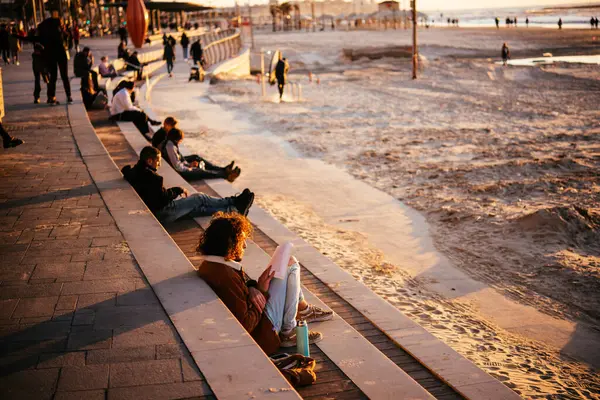 Tel Aviv Israel January 2020 Люди Проводять Час Зимовому Пляжі Стокове Фото