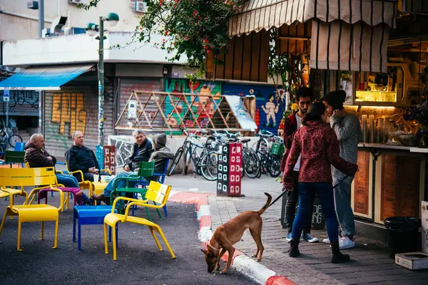特拉维夫 伊斯拉尔 2020年1月15日 人们享受以色列特拉维夫街头热闹的氛围 免版税图库照片