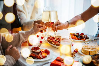 Mutlu gençler Noel yemeğini evde yiyorlar.