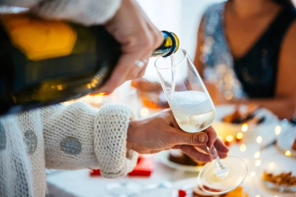 Despejar Vinho Espumante Champanhe Servido Mesa Para Celebração Véspera Natal Fotografia De Stock