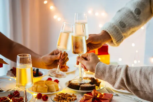 Amigos Celebrando Natal Véspera Ano Novo Com Vinho Espumante Champanhe Fotos De Bancos De Imagens