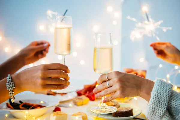 Přátelé Slaví Vánoce Nebo Silvestr Bengálskými Světly Šampaňským Royalty Free Stock Obrázky