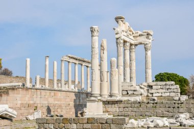 BERGAMA, TURKEY - Trajan Tapınağı kalıntıları antik Pergamum (Pergamon) sitesi. Bergama, Türkiye 'nin batısında İzmir ilinde yer almaktadır..