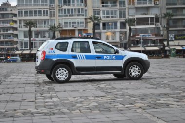 Eski Türk polis aracı hareket halinde Kordon, İzmir - TURKEY