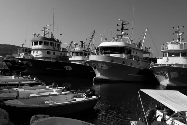 Πολλές Βάρκες Που Εμφανίζονται Στην Ακτή Μικρή Παραθαλάσσια Πόλη Ασπρόμαυρες — Φωτογραφία Αρχείου