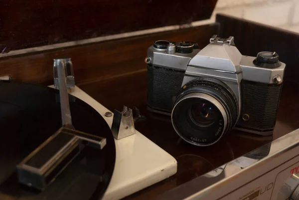 Παλιό Βινύλιο Παλιομοδίτικη Κάμερα Στο Πάτωμα Ρετρό Μέσα Άνω Όψη — Φωτογραφία Αρχείου