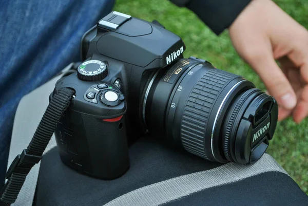 Nikon Dslr Obiettivo Della Fotocamera Sulla Borsa Con Obiettivi Focus — Foto Stock