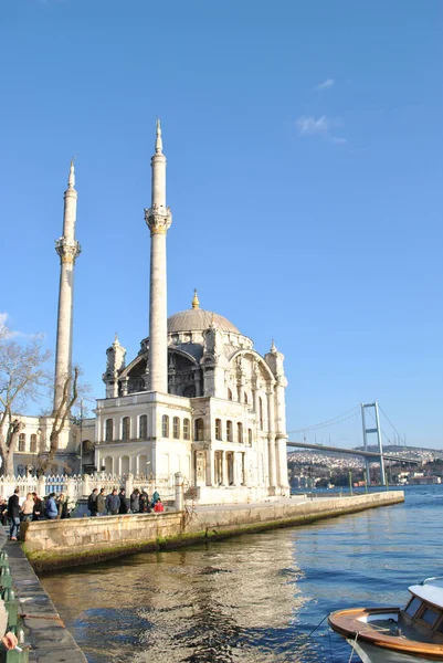 历史上的Ortakoy Mecidiye 清真寺和Bosphorus视图 Bosphorus桥和Ortakoy清真寺 — 图库照片