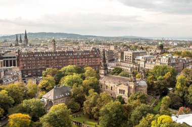 Meşhur Meşgul Seyahat Varış Yeri, büyük tarihi bir kasabanın merkezi. Gökdelenleri olan şehir merkezi ve insansız alçak binalar.