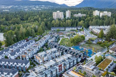 Bu yüksek çözünürlüklü görüntü, Kuzey Vancouver 'da yükselen Baker Dağı' nın karla kaplı zirvesini yakalıyor. Önplanda, canlı şehir modern kuleler, yerleşim bölgeleri ve sanayi kıyılarından oluşur..