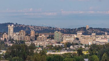 Vancouver Şehir Merkezi Skyline ile Endüstriyel Rıhtım, Gökdelenler Burrard Körfezi 'nde Akşam Işığında Yansıdı. Günbatımında parlayan gökdelenler, sanayi kıyısı ve Stanley Parkı 'nın kıyı kenti manzarasına kontrastlık ve derinlik katmasıyla.