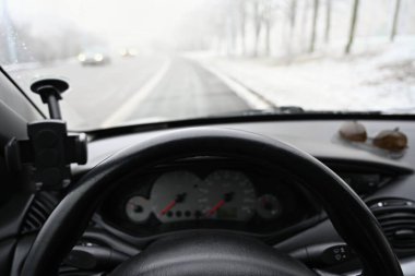 Yolda kar varken tehlikeli bir kış mevsimi. Sürücünün bakış açısından aracın içi, kötü havada tehlikeli trafik..