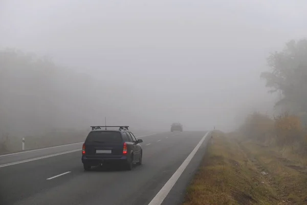 Αυτοκίνητο Στο Δρόμο Μέσα Στην Ομίχλη Φθινόπωρο Τοπίο Επικίνδυνη Οδική — Φωτογραφία Αρχείου