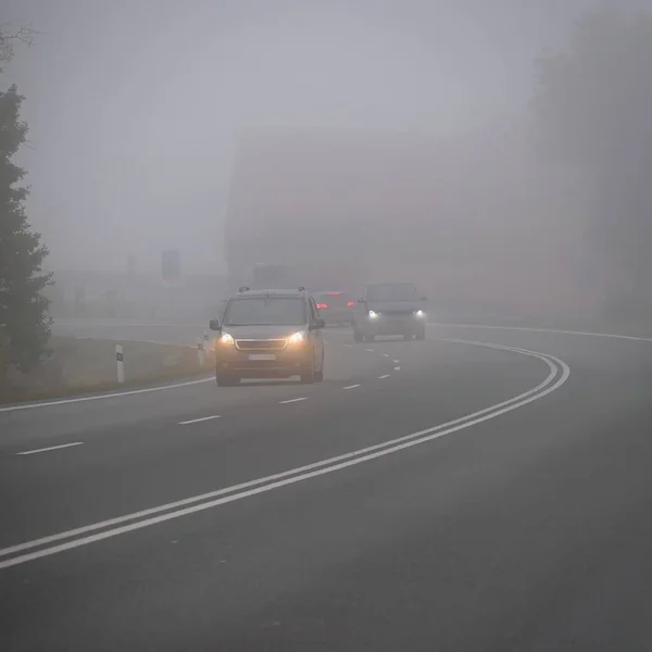 Špatná Jízda Špatného Počasí Mlhavá Zamlžená Venkovská Cesta Dálnice Silniční — Stock fotografie