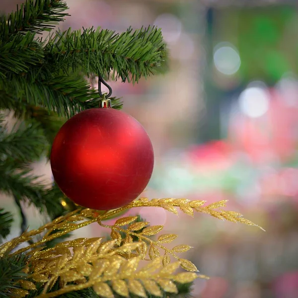 Διακοσμητικά Και Φώτα Στο Στολισμένο Χριστουγεννιάτικο Δέντρο — Φωτογραφία Αρχείου