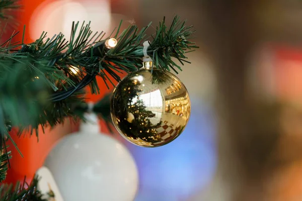 Árvore Natal Lindamente Decorada Com Fundo Borrado Conceito Para Feriados — Fotografia de Stock