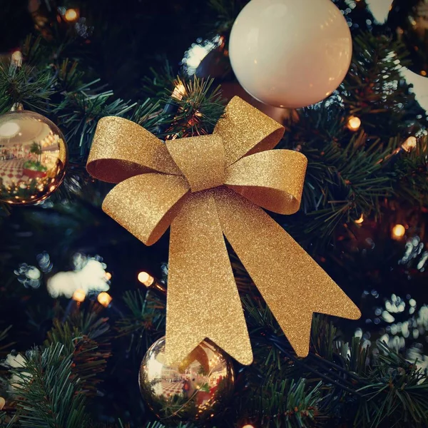 Όμορφα Διακοσμημένο Χριστουγεννιάτικο Δέντρο Θολή Φόντο Έννοια Για Τις Διακοπές — Φωτογραφία Αρχείου