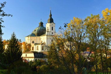 Krtiny'deki güzel eski kilise. Çek Cumhuriyeti. (Meryem Ana'nın İsimleri)