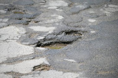 Kötü ve bozuk bir yol. Çek Cumhuriyeti 'nde kötü onarılmış bir yol. 