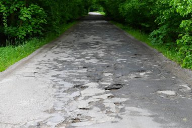 Kötü ve bozuk bir yol. Çek Cumhuriyeti 'nde kötü onarılmış bir yol. 