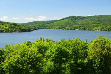 Brno Baraj - Çek Cumhuriyeti. Ormanları, gölü ve mavi gökyüzü olan güzel Çek manzarası. Spor ve eğlence için eğlence alanı. 