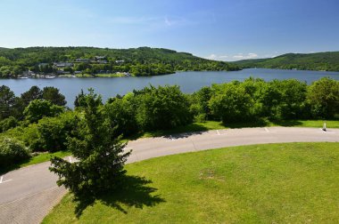 Brno Baraj - Çek Cumhuriyeti. Ormanları, gölü ve mavi gökyüzü olan güzel Çek manzarası. Spor ve eğlence için eğlence alanı. 