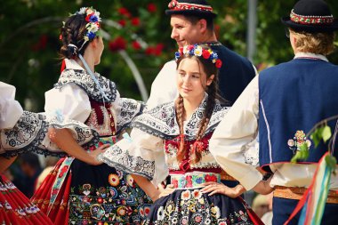 Brno - Bystrc, Çek Cumhuriyeti, 24 Haziran 2023. Geleneksel Çek Cumhuriyeti ziyafeti şölenleri. Yiyecek ve içecek festivali. Kızlar ve oğlanlar güzel renkli geleneksel kostümler içinde dans ediyorlar. Eski bir Çek geleneği. 