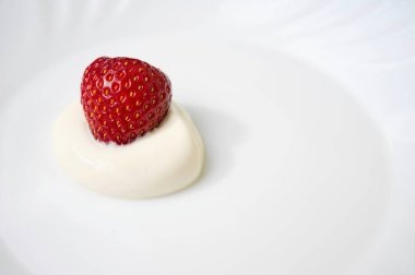 Çilek. Sağlıklı taze yaz meyvesi. Yiyeceklerle dolu bir geçmiş. Taze meyveli yoğurt..