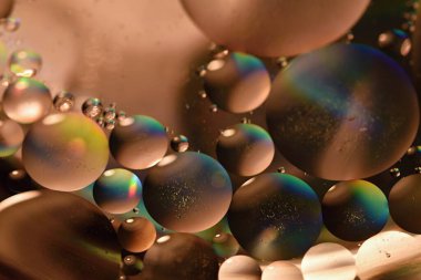 Renkli su damlaları cama düşer