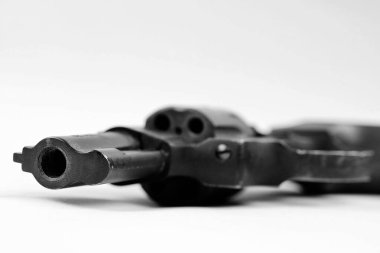 Siyah beyaz bir silah fotoğrafı.