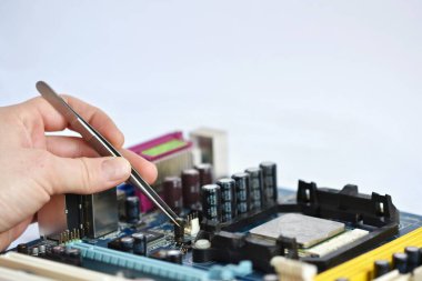teknisyen servis bilgisayarını tamir ediyor