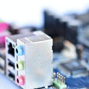 mavi arkaplan ile bilgisayar devre kartı