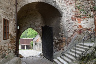 Kalenin ortasındaki eski taş kemerin dikey görüntüsü.