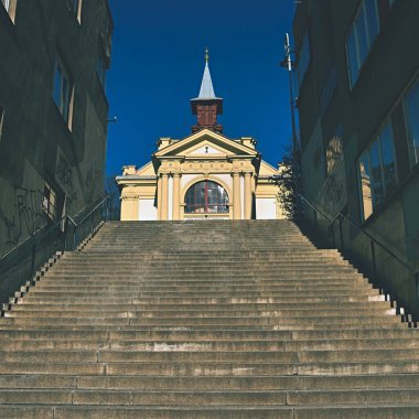 Şehrin ortasında merdivenleri olan bir şapel. Brno - Çek Cumhuriyeti