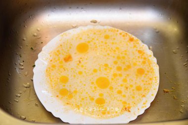 Lavaboda yağlı kirli tabaklar.. 