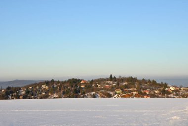 Karla kaplı ağaçlarla kaplı güzel kış manzarası