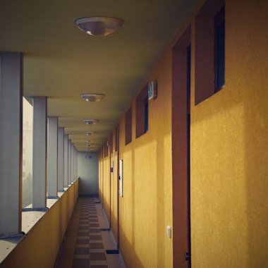 Modern bir otelin içinde.