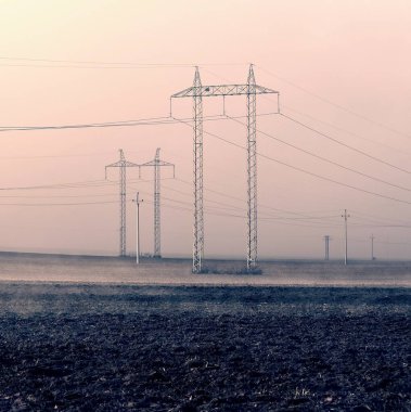 Sis ve güç hattı olan elektrik direği