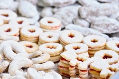 Tatlı pudralı leziz çörekleri kapatın.