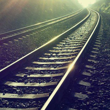 Yoldaki demiryolu rayları