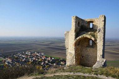 Kırsaldaki eski ortaçağ şatosunun manzarası