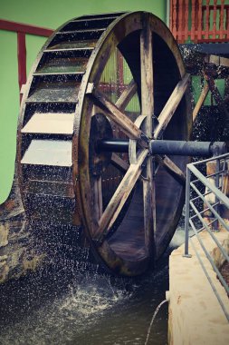 the old wooden wheel in the park