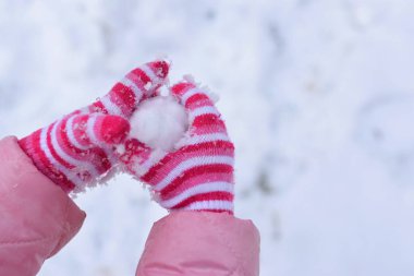 Kırmızı Noel eldivenli çocuk elleri