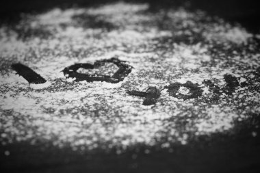 Sevgililer günü kartı. kalp tahtadan arka planda. Seni seviyorum, tahta arka planda şekerle yazılmış. Sevgililer Günü Dilekleri