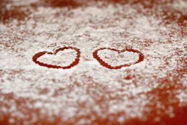 kalp karlı arka planda