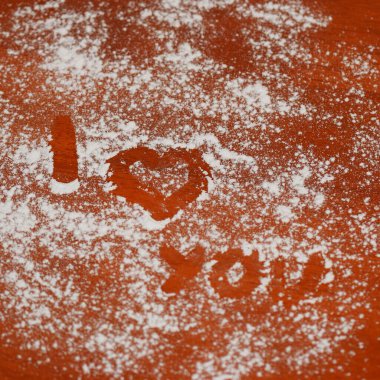 Sevgililer günü kartı. kalp tahtadan arka planda. Seni seviyorum, tahta arka planda şekerle yazılmış. Sevgililer Günü Dilekleri