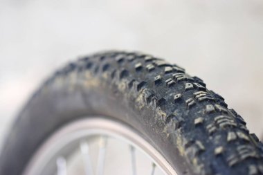 Bisiklet lastiği arabada..