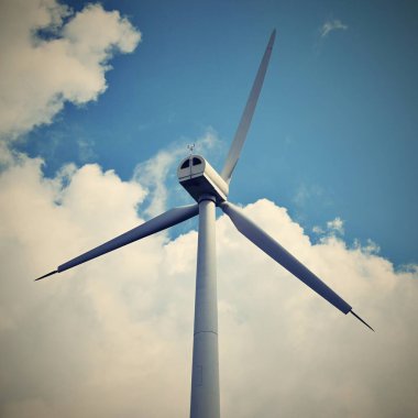 Gökyüzündeki rüzgar türbini yeşil enerji arka planına sahip, eko enerji kavramı