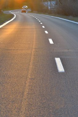 parkta boş asfalt yol