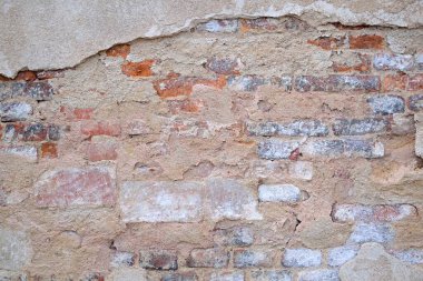 Çatlakları ve çizikleri olan tuğla duvar dokusu arka plan olarak kullanılabilir.